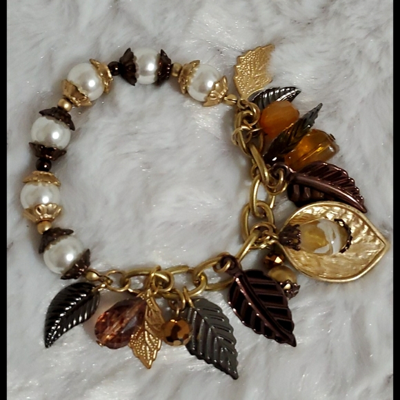 Unbranded Jewelry - Mixed Media Goldtone stretch and chain leaf design Bracelet